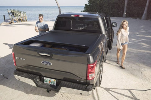 Roll-N-Lock 14-17 Chevy Silverado/Sierra 1500 68in E-Series Retractable Tonneau Cover